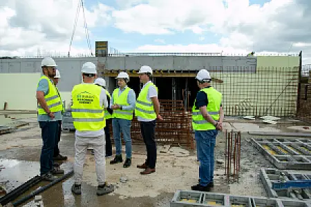 2026-09-09 W Cieślinie powstają nowe mieszkania. Budowa postępuje, nabór wniosków trwa
