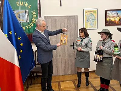 Betlejemskie Światło Pokoju dotarło do Urzędu Gminy Inowrocław
