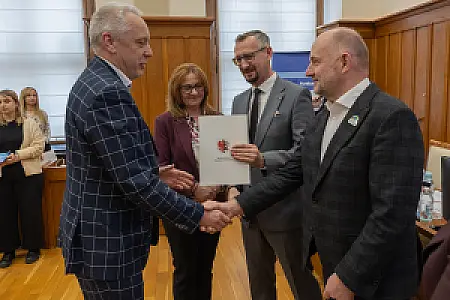 2026-04-08 Wręczenie umowy Urząd Marszałkowski na dofinansowanie drogi dla pieszych i rowerów Inowrocław – Cieślin
