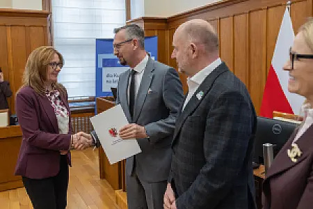 2026-04-08 Wręczenie umowy Urząd Marszałkowski na dofinansowanie drogi dla pieszych i rowerów Inowrocław – Cieślin